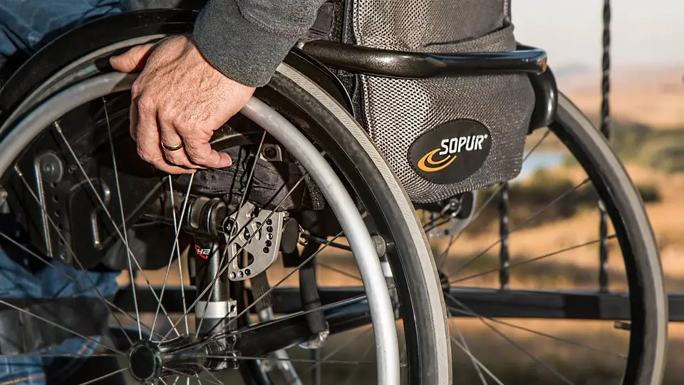 Un hombre en silla de ruedas