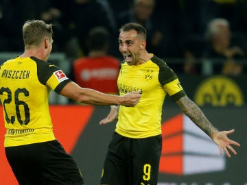 Paco Alcácer celebra su primer gol con el Dortmund