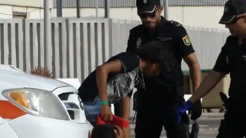 Una patera con 32 inmigrantes llegan al puerto de Lanzarote Una patera con 32 inmigrantes llegan al puerto de Lanzarote