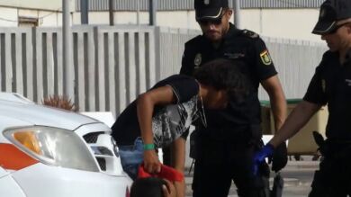 Una patera con 32 inmigrantes llega al puerto de Lanzarote