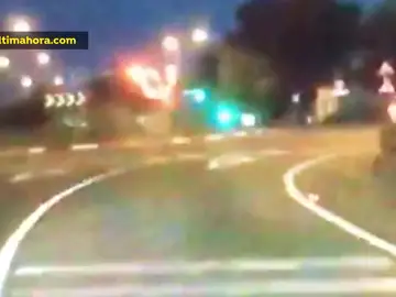 Un vehículo con cuatro pasajeros queda siniestrado tras chocar de frente con una rotonda Un vehículo con cuatro pasajeros queda siniestrado tras chocar de frente con una rotonda