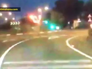 Un vehículo con cuatro pasajeros queda siniestrado tras chocar de frente con una rotonda Un vehículo con cuatro pasajeros queda siniestrado tras chocar de frente con una rotonda