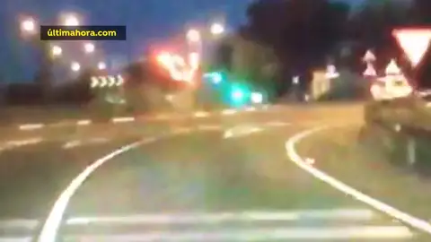 Un vehículo con cuatro pasajeros queda siniestrado tras chocar de frente con una rotonda Un vehículo con cuatro pasajeros queda siniestrado tras chocar de frente con una rotonda
