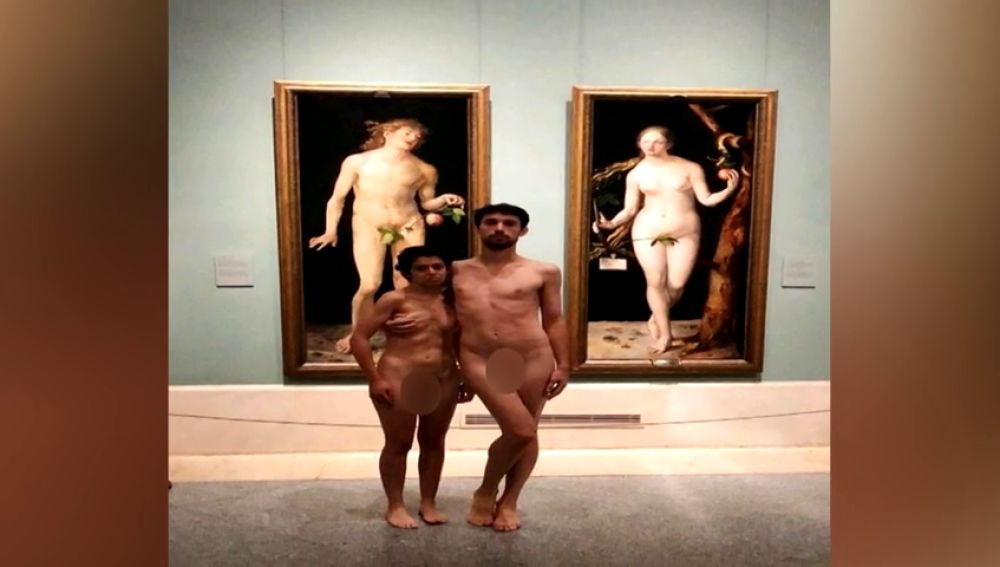 Una pareja se desnuda en el Museo del Prado y posa ante los cuadros de Adán y Eva