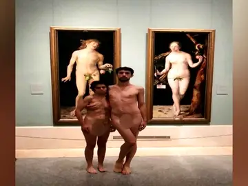 Una pareja se desnuda en el Museo del Prado y posa ante los cuadros de Adán y Eva Una pareja se desnuda en el Museo del Prado y posa ante los cuadros de Adán y Eva