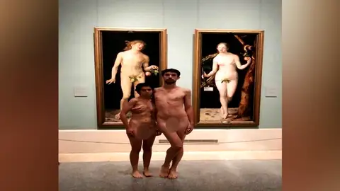 Una pareja se desnuda en el Museo del Prado y posa ante los cuadros de Adán y Eva Una pareja se desnuda en el Museo del Prado y posa ante los cuadros de Adán y Eva