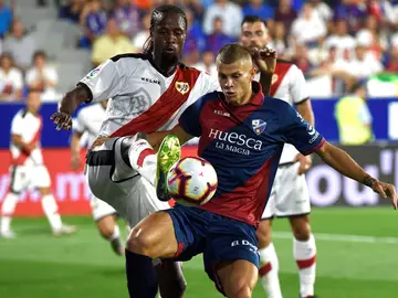 Samuele Longo y Ba se disputan la posesión del balón Samuele Longo y Ba se disputan la posesión del balón