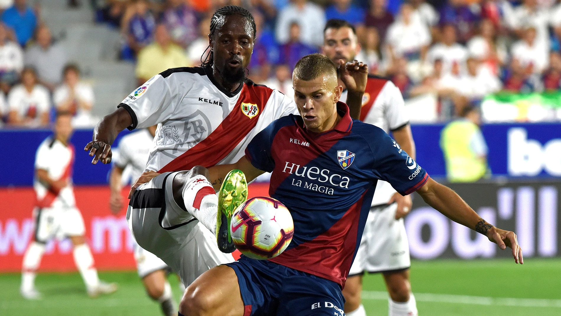 Samuele Longo y Ba se disputan la posesión del balón Samuele Longo y Ba se disputan la posesión del balón