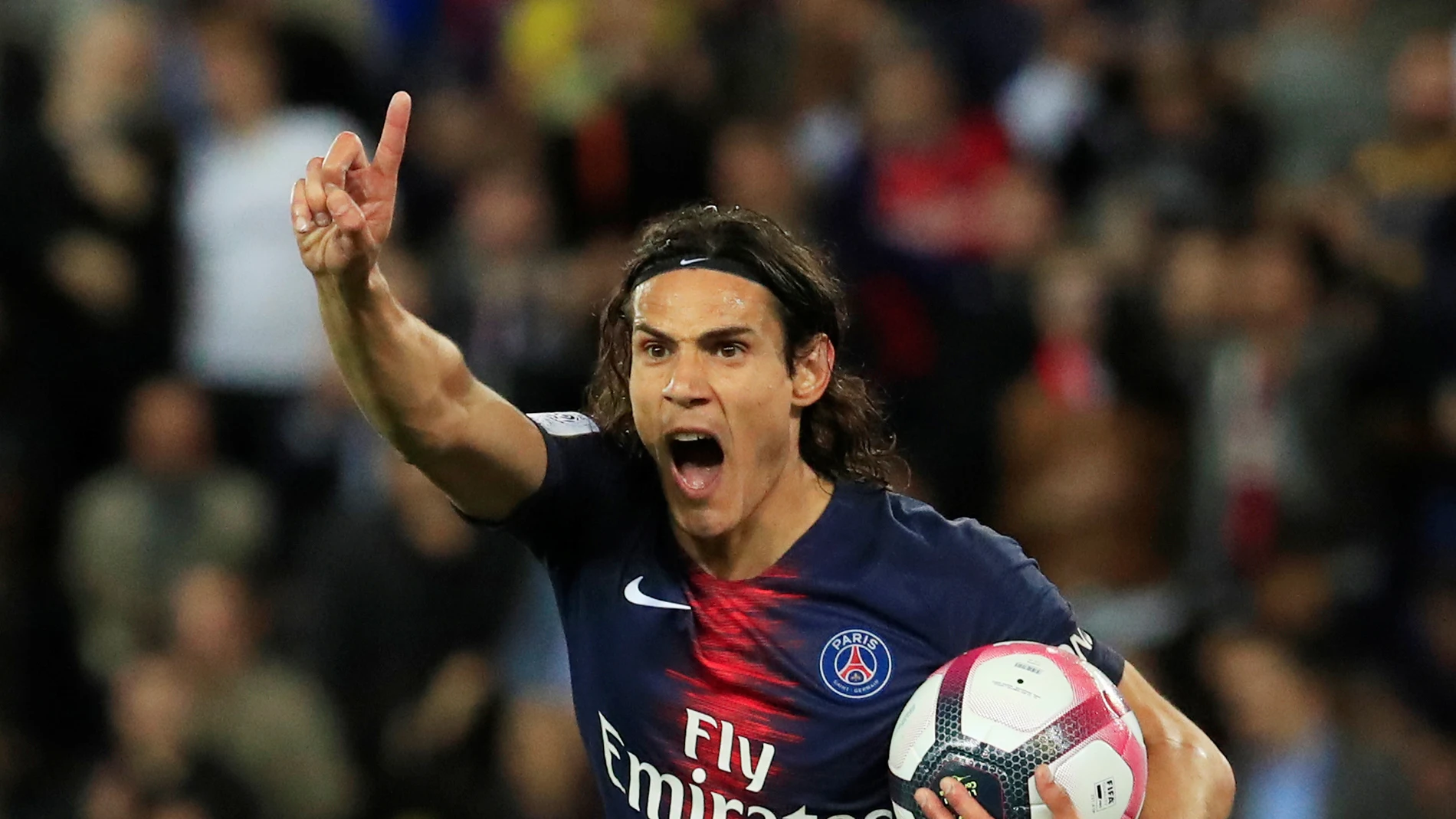 Cavani celebra un gol con el PSG Cavani celebra un gol con el PSG