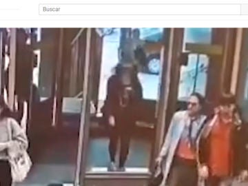 Una joven destroza una puerta de cristal por ir mirando el móvil Una joven destroza una puerta de cristal por ir mirando el móvil