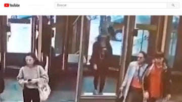 Una joven destroza una puerta de cristal por ir mirando el móvil