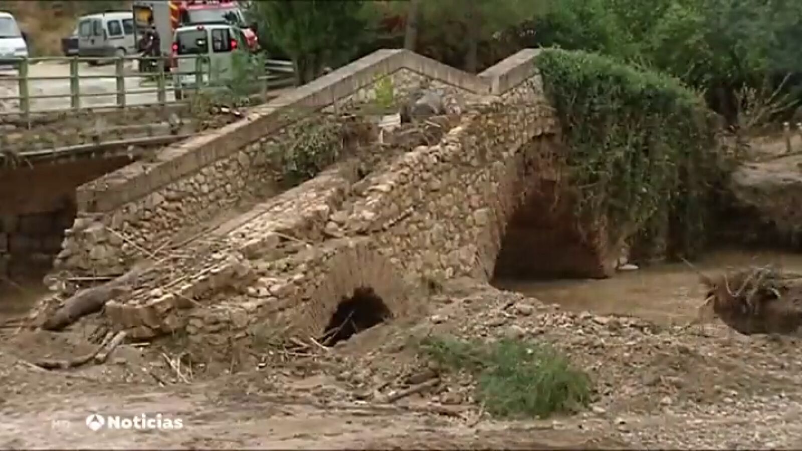 Los vecinos de Riofrío trabajan para limpiar sus viviendas y locales tras la intensa tromba de agua