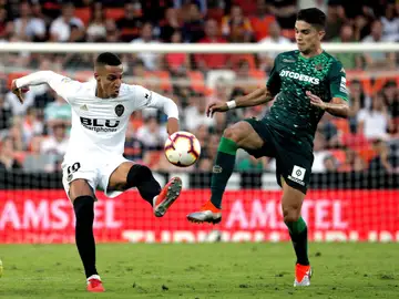 Rodrigo intenta zafarse de Marc Bartra Rodrigo intenta zafarse de Marc Bartra