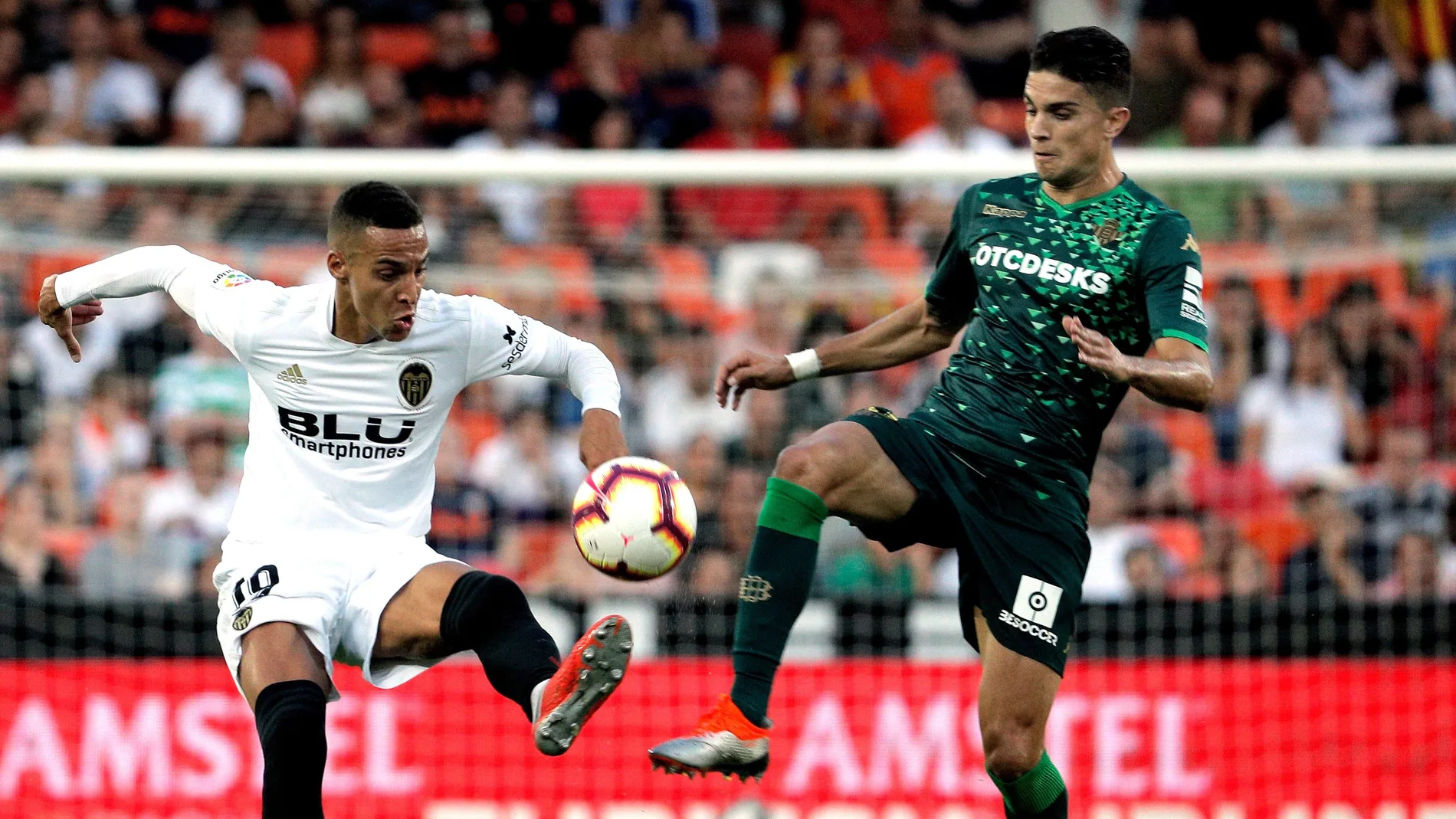 Rodrigo intenta zafarse de Marc Bartra Rodrigo intenta zafarse de Marc Bartra