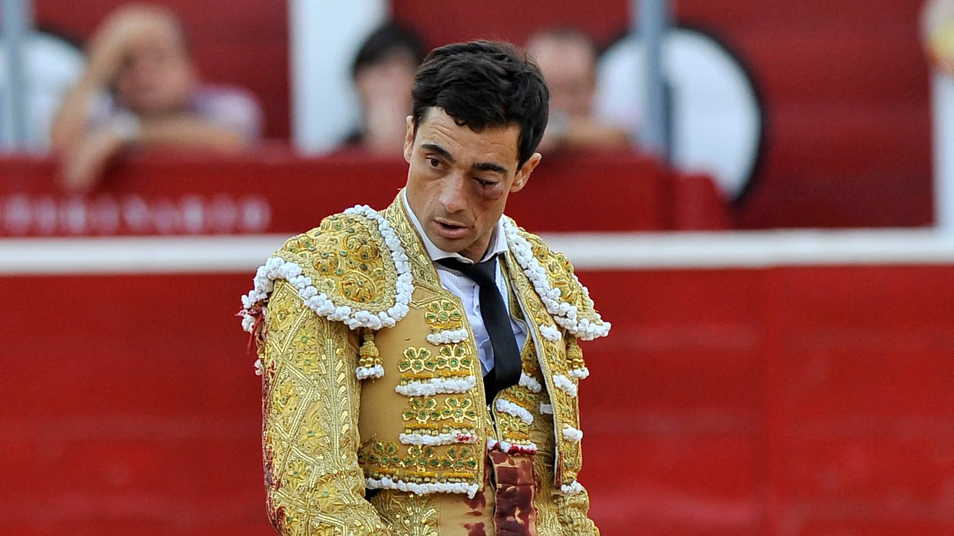 Paco Ureña, cogido en el ojo Paco Ureña, cogido en el ojo