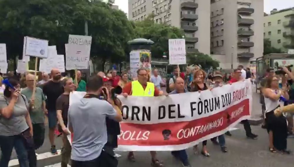 Cientos de vecinos de Barcelona piden a Colau más seguridad y limpieza en una concentración frente al Ayuntamiento