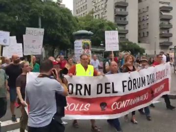 Cientos de vecinos de Barcelona piden a Colau más seguridad y limpieza en una concentración frente al Ayuntamiento