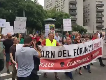 Cientos de vecinos de Barcelona piden a Colau más seguridad y limpieza en una concentración frente al Ayuntamiento Cientos de vecinos de Barcelona piden a Colau más seguridad y limpieza en una concentración frente al Ayuntamiento