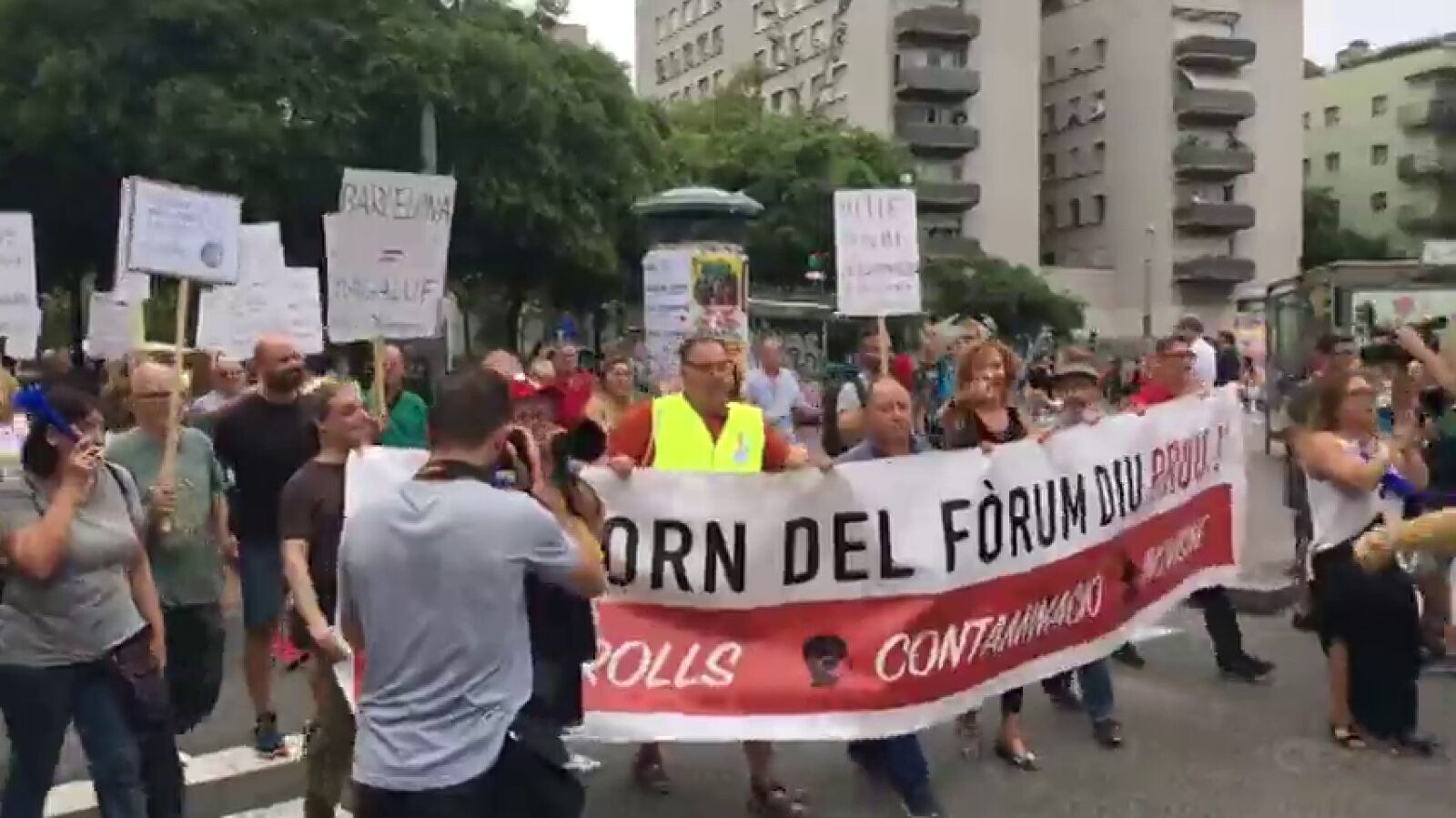 Cientos de vecinos de Barcelona piden a Colau más seguridad y limpieza en una concentración frente al Ayuntamiento