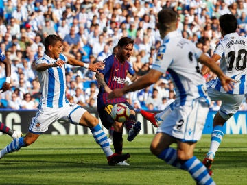 Messi dispara ante la defensa de la Real Sociedad