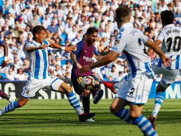 Messi dispara ante la defensa de la Real Sociedad Messi dispara ante la defensa de la Real Sociedad