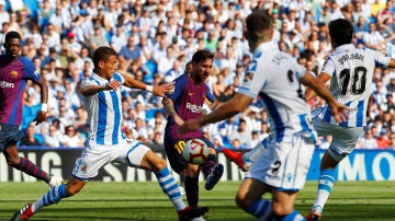 Messi dispara ante la defensa de la Real Sociedad