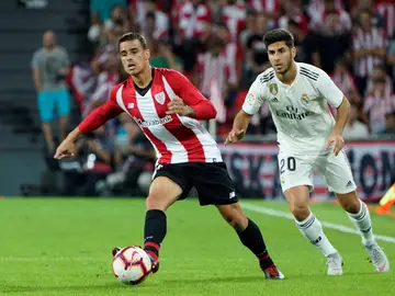 Dani García conduce el balón ante la presión de Marco Asensio Dani García conduce el balón ante la presión de Marco Asensio