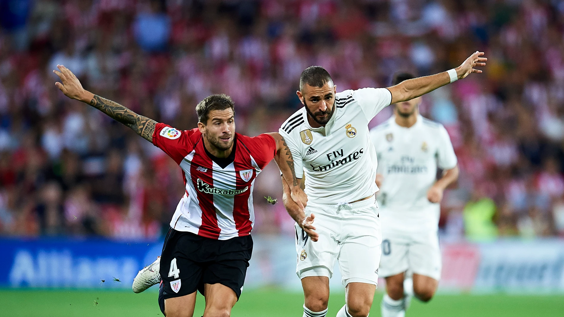 Iñigo Martínez y Benzema se disputan la posesión del balón Iñigo Martínez y Benzema se disputan la posesión del balón
