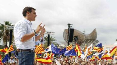 Rivera reprocha a Sánchez que le señale como el enemigo por cuestionar su tesis: 