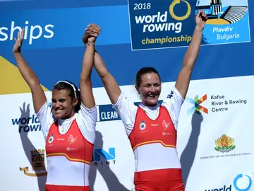 Anna Boada y Aina Cid celebran su medalla de bronce Anna Boada y Aina Cid celebran su medalla de bronce