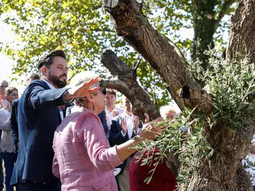 Dolores García y José Miguel Cedillo, viuda e hijo del policía nacional asesinado por ETA Dolores García y José Miguel Cedillo, viuda e hijo del policía nacional asesinado por ETA