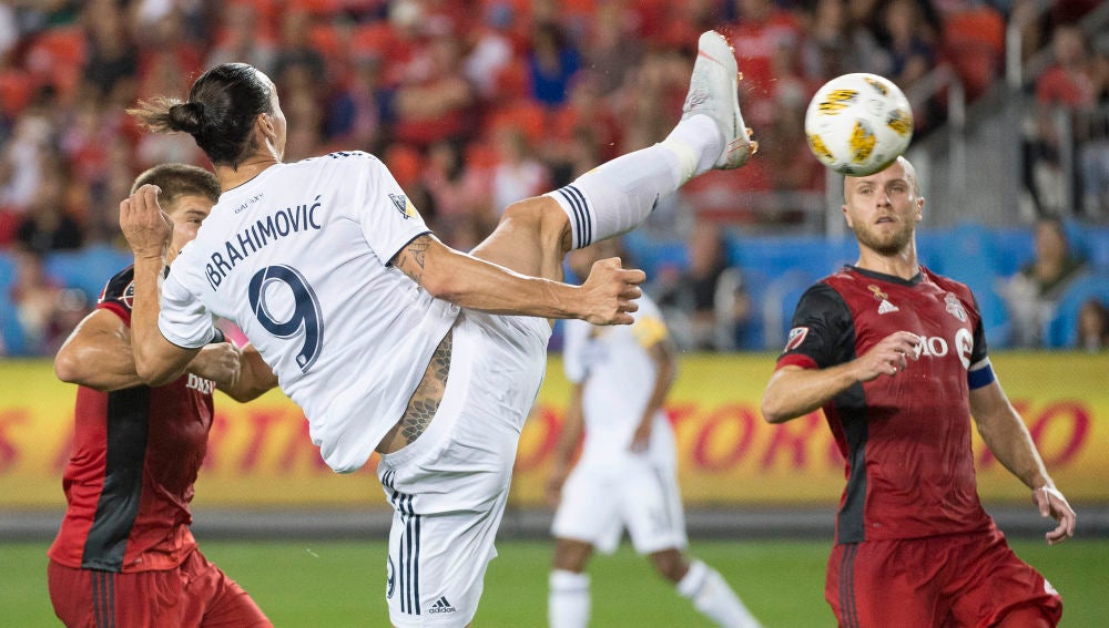 Ibrahimovic remata de manera acrobática