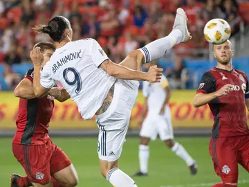 Ibrahimovic remata de manera acrobática Ibrahimovic remata de manera acrobática