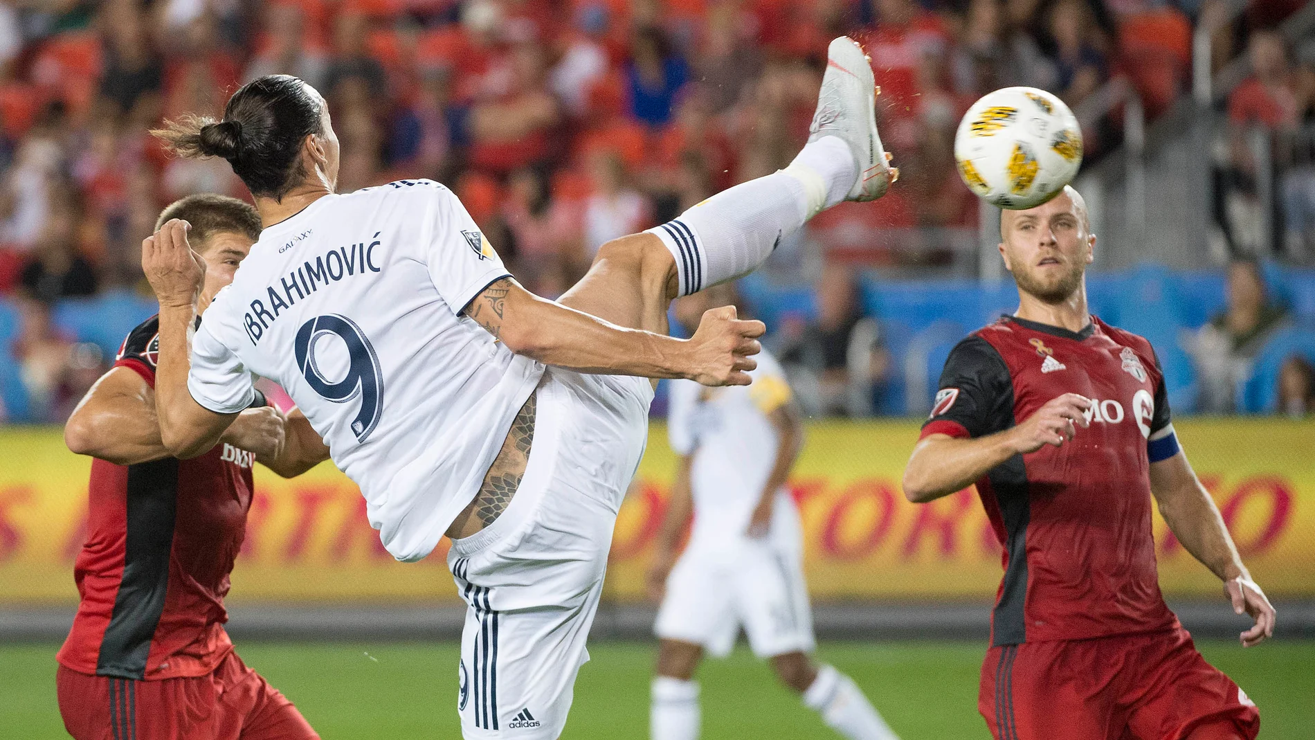 Ibrahimovic remata de manera acrobática Ibrahimovic remata de manera acrobática