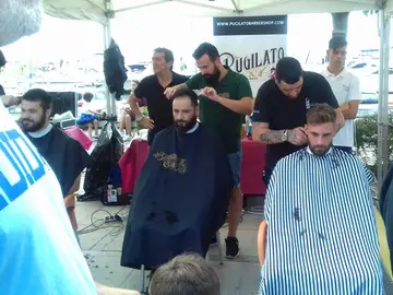 Cambrils se transforma en una barbería gigante Cambrils se transforma en una barbería gigante