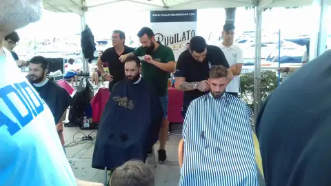 Cambrils se transforma en una barbería gigante Cambrils se transforma en una barbería gigante