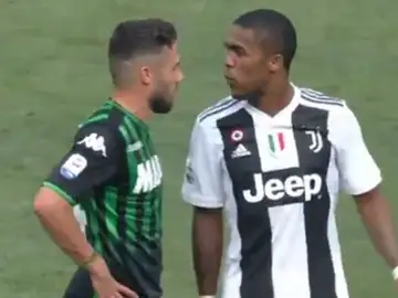 Douglas Costa escupe a su rival Douglas Costa escupe a su rival
