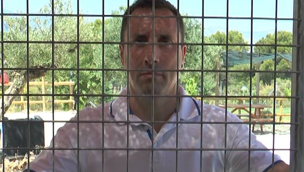 Alfredo Díaz, el voluntario que se ha encerrado en una jaula