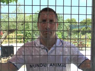 Alfredo Díaz, el voluntario que se ha encerrado en una jaula