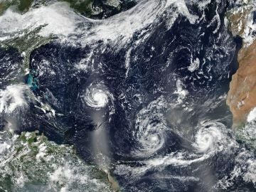 Los huracanes Florence, Isaac y Helene avanzando por aguas del Atlántico Norte