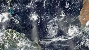 Los huracanes Florence, Isaac y Helene avanzando por aguas del Atlántico Norte