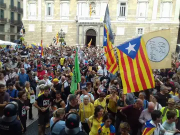 Manifestantes independentistas en la Plaza de Sant Jaume Manifestantes independentistas en la Plaza de Sant Jaume