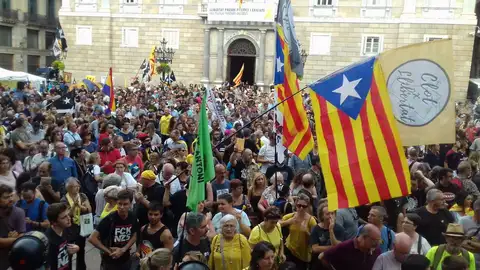 Manifestantes independentistas en la Plaza de Sant Jaume Manifestantes independentistas en la Plaza de Sant Jaume