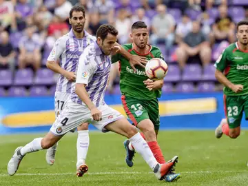 Sergio Gontán y Calleri se disputan la posesión del balón Sergio Gontán y Calleri se disputan la posesión del balón
