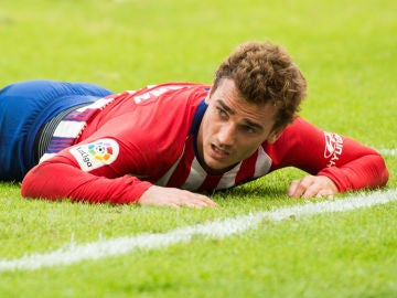 Griezmann, tirado en el césped