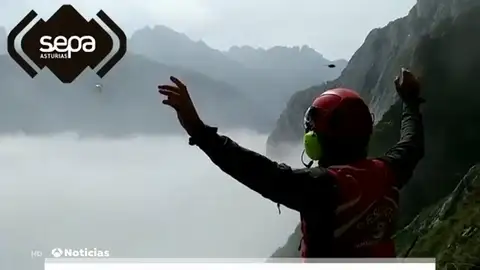 Muere un montañero de 56 años en Los Picos de Europa tras caer por un desnivel de 100 metros Muere un montañero de 56 años en Los Picos de Europa tras caer por un desnivel de 100 metros