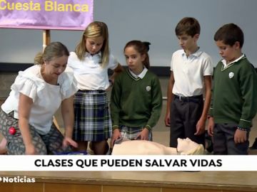 Los colegios de la Comunidad de Madrid instalan desfibriladores y los niños aprenden a usarlo