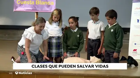Los colegios de la Comunidad de Madrid instalan desfibriladores y los niños aprenden a usarlo Los colegios de la Comunidad de Madrid instalan desfibriladores y los niños aprenden a usarlo