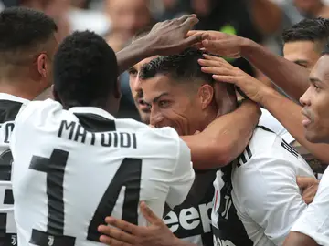 Los jugadores de la Juventus celebran un gol con Cristiano Ronaldo Los jugadores de la Juventus celebran un gol con Cristiano Ronaldo