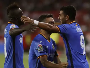 Los jugadores del Getafe celebran uno de los goles de Ángel Rodríguez contra el Sevilla Los jugadores del Getafe celebran uno de los goles de Ángel Rodríguez contra el Sevilla